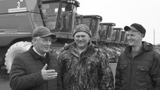 Директор «Рубина» Егор Кин, комбайнер Олег Скорик и главный агроном Александр Кислых (слева направо) в хорошем настроении. Фото Николая ЦАРЕВА