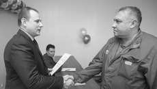 Генеральный директор АО «СИБЭКО» Сергей Анфимов вручает начальнику смены цеха ТЭЦ-2 Евгению Титову почетную грамоту Министерства энергетики РФ