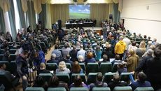 Горожане готовы были стоять в проходах, чтобы участвовать в публичных слушаниях. Фото Михаила Пермина