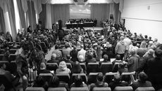 Горожане готовы были стоять в проходах, чтобы участвовать в публичных слушаниях. Фото Михаила Пермина