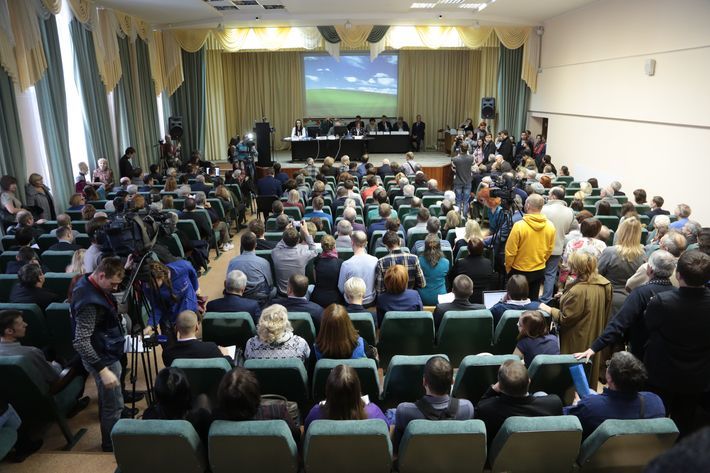Горожане готовы были стоять в проходах, чтобы участвовать в публичных слушаниях. Фото Михаила Пермина