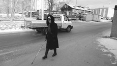 Почему инвалиду по зрению проще облететь всю планету, чем пройти по тротуару? Фото Аркадия УВАРОВА