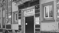 Горожан, привыкших париться и мыться в бане № 8 на ул. Каменской, на период реконструкции перенаправили в бани № 7 на ул.Гурьевской и № 9 на ул. Переездной. Фото Аркадия УВАРОВА