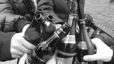 Детские наркологи пытаются внушить ребятам из группы риска, что снять стресс — не значит схватиться за бутылку. Фото с сайта omutninsky.ru