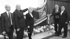 Вручение переходящего знамени — кульминация торжества. Фото Михаила ПЕРМИНА