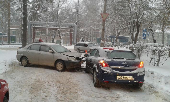 Фото ДТП на улице 25 лет Октября предоставлено ГИБДД Новосибирска