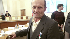 Сергей Пинжаков с областной наградой «Отцовская слава». Фото Михаила ПЕРМИНА