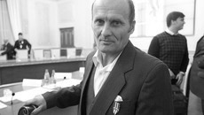 Сергей Пинжаков с областной наградой «Отцовская слава». Фото Михаила ПЕРМИНА