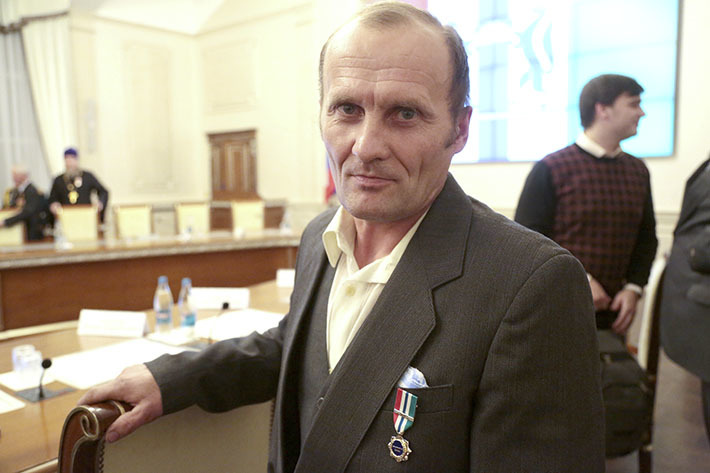 Сергей Пинжаков с областной наградой «Отцовская слава». Фото Михаила ПЕРМИНА