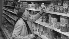 Когда цены растут, а доходы уменьшаются, каждая копейка на счету. Фото Аркадия УВАРОВА