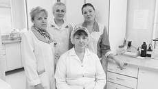 Лаборант-микробиолог Т. Б. Баринова, лаборант-микробиолог О. В. Кучма,
лаборант-микробиолог О. В. Абаимова, инженер 1-й категории М. Ф. Агапова (слева направо). Фото Аркадия УВАРОВА