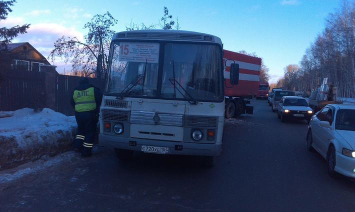 Фото с места ДТП предоставлены ГИБДД Новосибирска