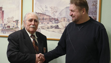 Участник парада Победы в Новосибирске Я. Ф. Осадчий и сотрудник Музея города Новосибирска К. А. Голодяев. Фото предоставлены Константином ГОЛОДЯЕВЫМ