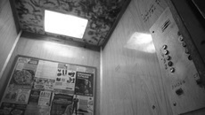 В кабинах лифтов на улице Троллейной меняется только реклама на досках объявлений. Механизмы самих подъемников устарели и представляют угрозу для пассажиров. Фото Михаила ПЕРМИНА