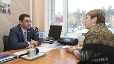 На личном приеме у Фёдора Николаева: без внимания не остается ни одна просьба. Фото Михаила ПЕРМИНА