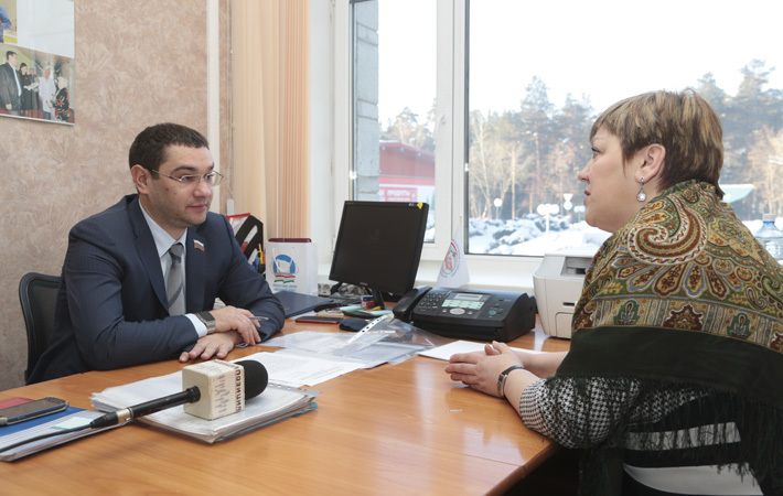 На личном приеме у Фёдора Николаева: без внимания не остается ни одна просьба. Фото Михаила ПЕРМИНА