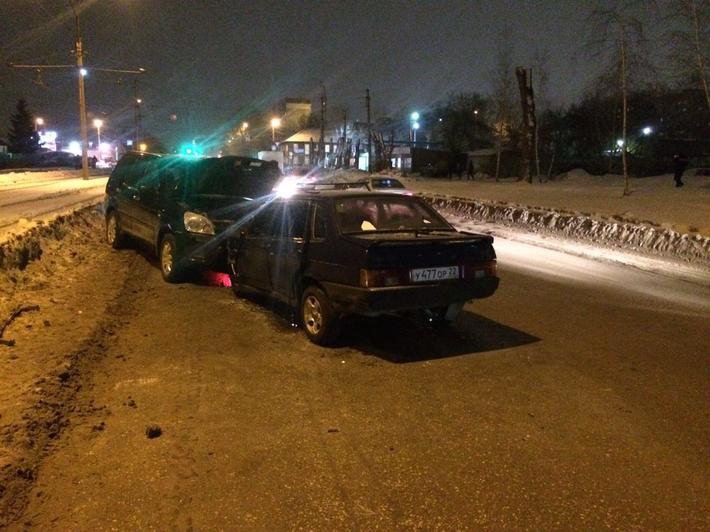 Фото с места ДТП предоставлены ГИБДД Новосибирска