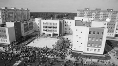 В микрорайоне Родники новую 4-этажную школу на 1000 мест с бассейном, спортивным, актовым и тренажерным залами и начальными классами в отдельном блоке построили за два года на принципах государственно-частного партнерства. Фото Михаила ПЕРМИНА