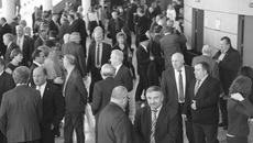 Традиционный областной форум в этом году шел в формате живого диалога. Говорили не только со сцены. Рабочие моменты обсуждали и до мероприятия — прямо в фойе театра «Глобус». Фото Михаила ПЕРМИНА