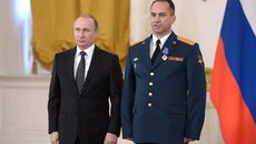 На фото пресс-службы Кремля полковник Виталий Жданов во время церемонии награждения