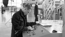 Такого ультрасовременного оборудования для производства алюминиевых композитных панелей, как в Новосибирске, больше нет нигде в России. Фото Аркадия УВАРОВА