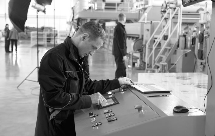 Такого ультрасовременного оборудования для производства алюминиевых композитных панелей, как в Новосибирске, больше нет нигде в России. Фото Аркадия УВАРОВА