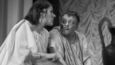 Жена хозяина Клея (Людмила Кузнецова) и раб Эзоп (Дмитрий Суховский) не сразу находят общий язык.
