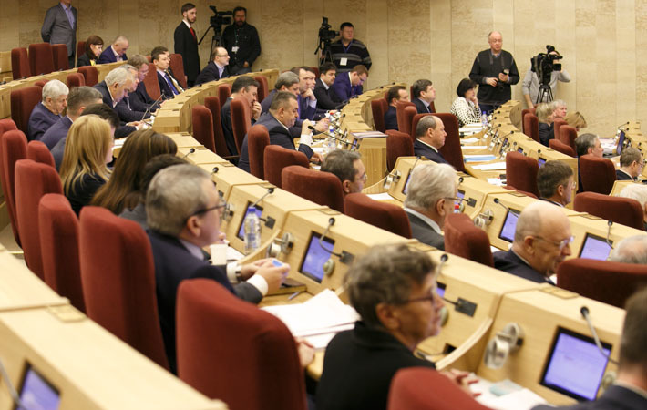 Судьба депутатских фондов и выполнение наказов избирателей вызвали оживленную дискуссию на сессии. Фото Аркадия УВАРОВА