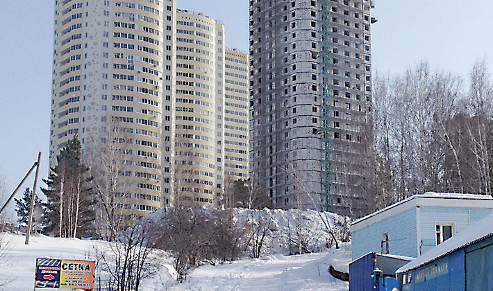 Мусорный вал в несколько раз превышает человеческий рост. Фото Эдуарда ТРУСКАЛОВА