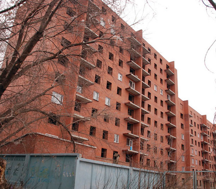 Дом № 10, расположенный в Новосибирске на улице Станиславского, начал строиться в 2004 году. Фото с сайта www.n-s-k.net