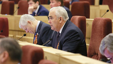 Депутат Барсуков предложил проанализировать, насколько эффективно расходуются персональные депутатские фонды. Фото Аркадия УВАРОВА