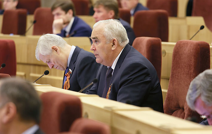 Депутат Барсуков предложил проанализировать, насколько эффективно расходуются персональные депутатские фонды. Фото Аркадия УВАРОВА