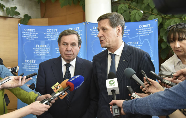 Губернатор Владимир Городецкий и депутат Госдумы РФ Александр Жуков уверены, что советы муниципальных образований необходимо наделить правом законодательной инициативы. Фото Михаила ПЕРМИНА