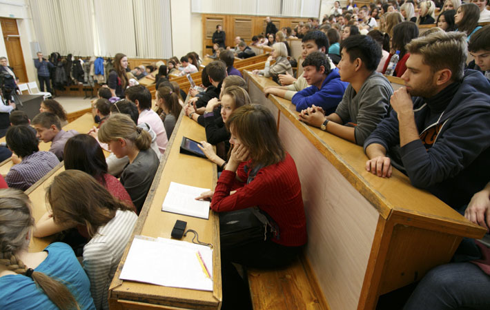 Десятки вузов выпускают тысячи молодых специалистов. А спустя пять лет выясняется, что в лучшем случае трудоустроена половина и лишь каждый десятый — по специальности, означенной в дипломе. Фото Аркадия УВАРОВА (архив)
