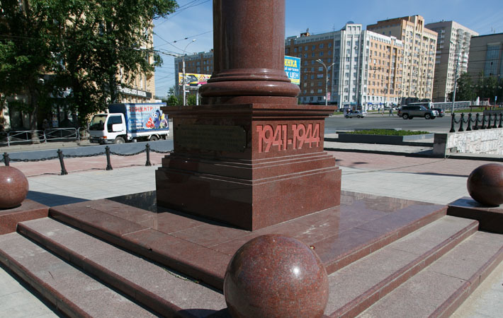 Памятник блокадникам в Новосибирске есть, на очереди — памятник труженикам тыла. Фото Аркадия УВАРОВА (архив)