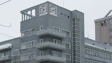 Вот уже 80 лет знаменитый «Дом под часами» отсчитывает время Новосибирска. Фото Аркадия УВАРОВА