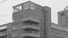 Вот уже 80 лет знаменитый «Дом под часами» отсчитывает время Новосибирска. Фото Аркадия УВАРОВА