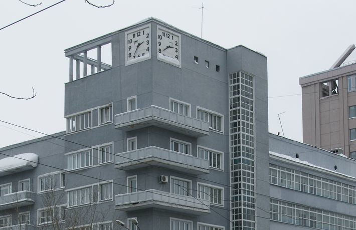 Вот уже 80 лет знаменитый «Дом под часами» отсчитывает время Новосибирска. Фото Аркадия УВАРОВА