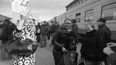 Артисты Омского академического театра драмы приехали в Новосибирск в понедельник, 16 мая. Впереди — репетиция и ответственный спектакль открытия фестиваля. Фото Аркадия УВАРОВА