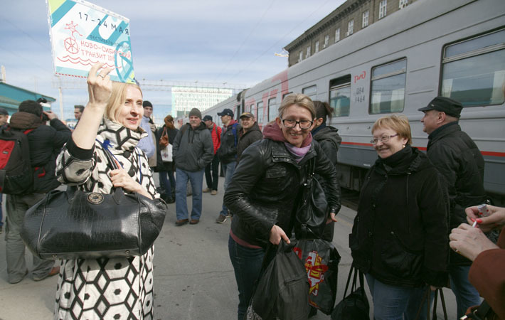 Артисты Омского академического театра драмы приехали в Новосибирск в понедельник, 16 мая. Впереди — репетиция и ответственный спектакль открытия фестиваля. Фото Аркадия УВАРОВА