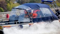 Лодка скрылась между волнами и плохо просматривалась. Фото с сайта 54.mchs.gov.ru