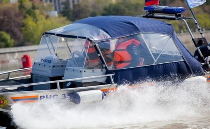 Лодка скрылась между волнами и плохо просматривалась. Фото с сайта 54.mchs.gov.ru