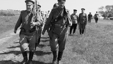 «Соловей, соловей, пташечка», — складно поют солдаты, отправляясь на бой с австрийцами. История этой широко известной русской песни теряется в веках, а мотивчик прочно застревает в мозгу на пару суток даже после одного случайного прослушивания. Фото Аркадия УВАРОВА