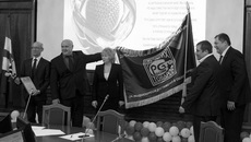 Переходящее Почетное знамя Новосибирской региональной дирекции программы «100 лучших товаров России» — это символ трудовой доблести, являющийся официальным признанием трудовых заслуг в области качества. В 2015 году знаменем было награждено ОАО «Новосибирскэнергосбыт»