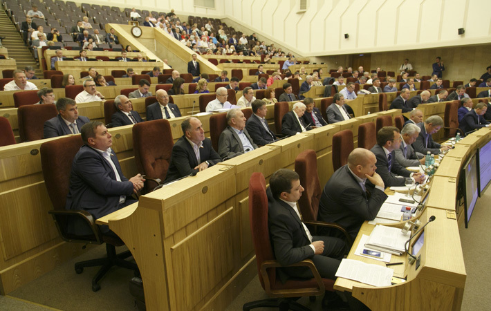 Депутаты уже в третий раз внесли корректировки в закон об областном бюджете. Фото Аркадия УВАРОВА