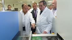 Установка элементов поверхностного монтажа (чипов, микросхем, транзисторов и так далее) на плато — один из самых важных, тонких и ответственных производственных этапов. Фото Аркадия УВАРОВА