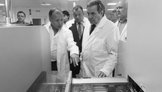 Установка элементов поверхностного монтажа (чипов, микросхем, транзисторов и так далее) на плато — один из самых важных, тонких и ответственных производственных этапов. Фото Аркадия УВАРОВА