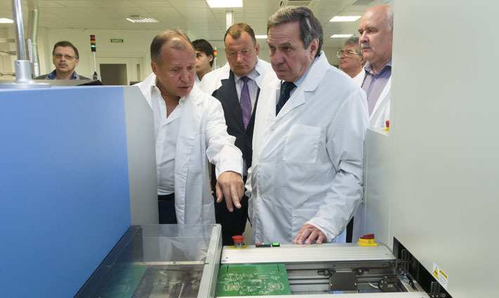 Установка элементов поверхностного монтажа (чипов, микросхем, транзисторов и так далее) на плато — один из самых важных, тонких и ответственных производственных этапов. Фото Аркадия УВАРОВА