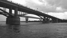 В Новосибирске через реку Обь построено шесть переходов, в том числе два железнодорожных моста, три автомобильных и метромост. Кроме того, с одного на другой берег можно попасть, проехав по плотине ГЭС. Фото Юлии НАЗАРЕНКО