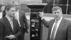 Мэр Анатолий Локоть торжественно презентовал паркомат. Но через некоторое время презентуемый таинственным образом исчез. Зачем все это было? Фото Михаила ПЕРМИНА